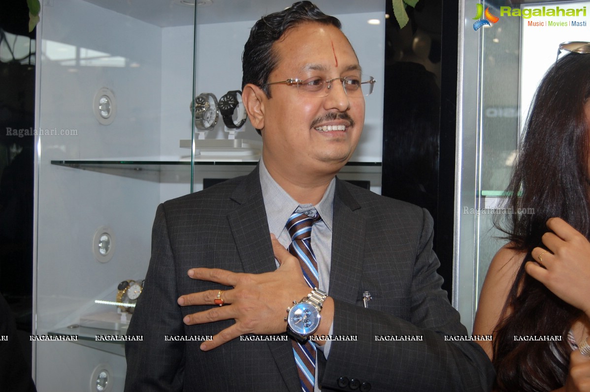 Siddhi Idnani Inaugurates Kamal Watch Company @ Kakinada