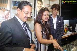 Siddhi Idnani Inaugurates Kamal Watch Company