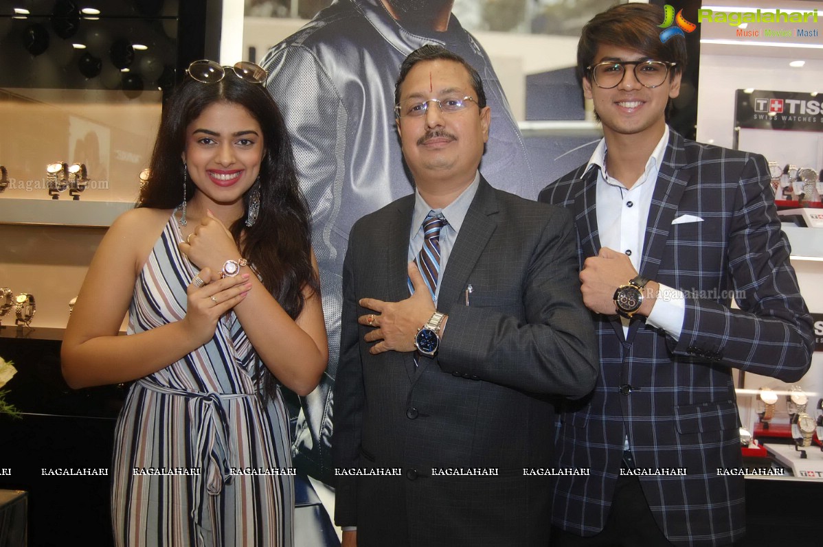 Siddhi Idnani Inaugurates Kamal Watch Company @ Kakinada