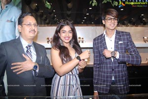 Siddhi Idnani Inaugurates Kamal Watch Company