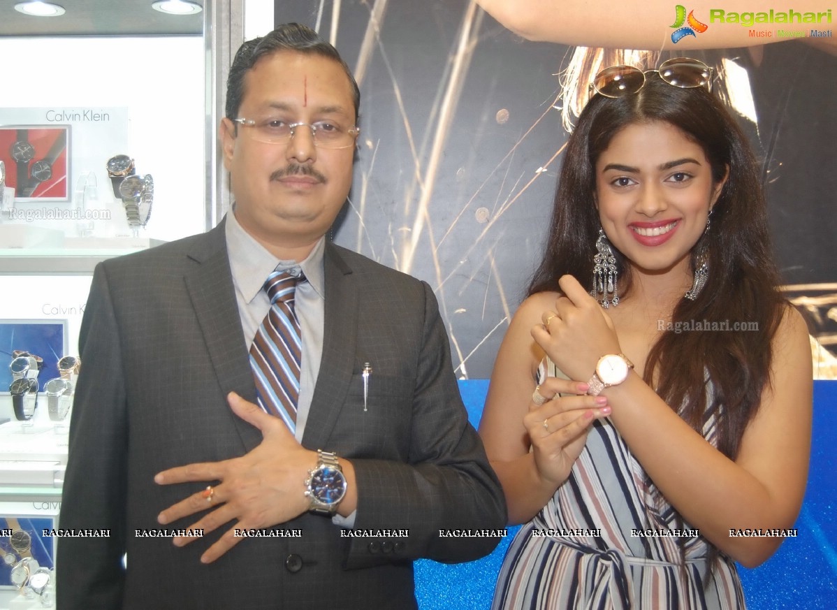 Siddhi Idnani Inaugurates Kamal Watch Company @ Kakinada