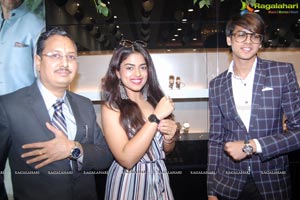 Siddhi Idnani Inaugurates Kamal Watch Company