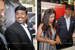 Siddhi Idnani Inaugurates Kamal Watch Company