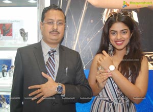 Siddhi Idnani Inaugurates Kamal Watch Company