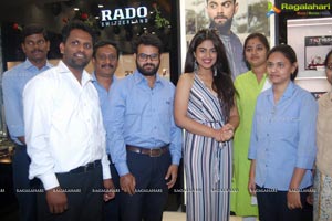 Siddhi Idnani Inaugurates Kamal Watch Company