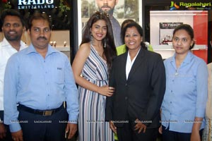 Siddhi Idnani Inaugurates Kamal Watch Company