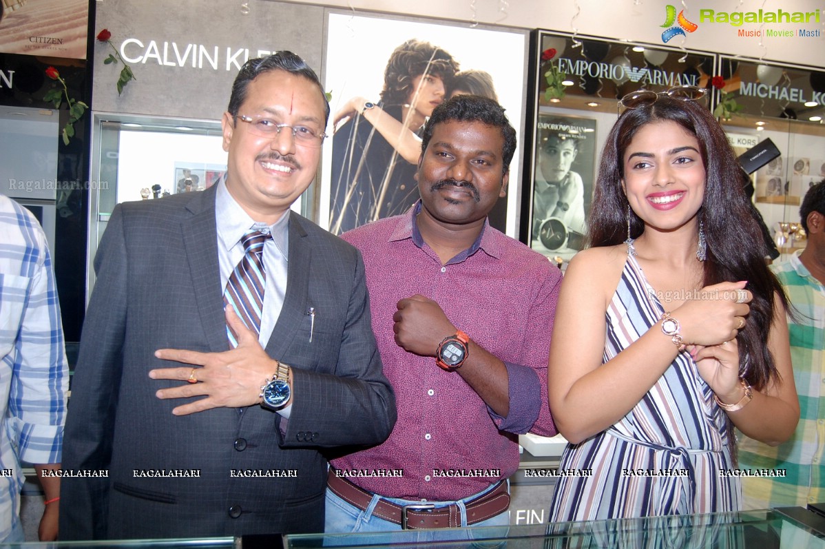 Siddhi Idnani Inaugurates Kamal Watch Company @ Kakinada