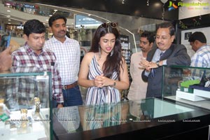 Siddhi Idnani Inaugurates Kamal Watch Company