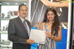 Siddhi Idnani Inaugurates Kamal Watch Company