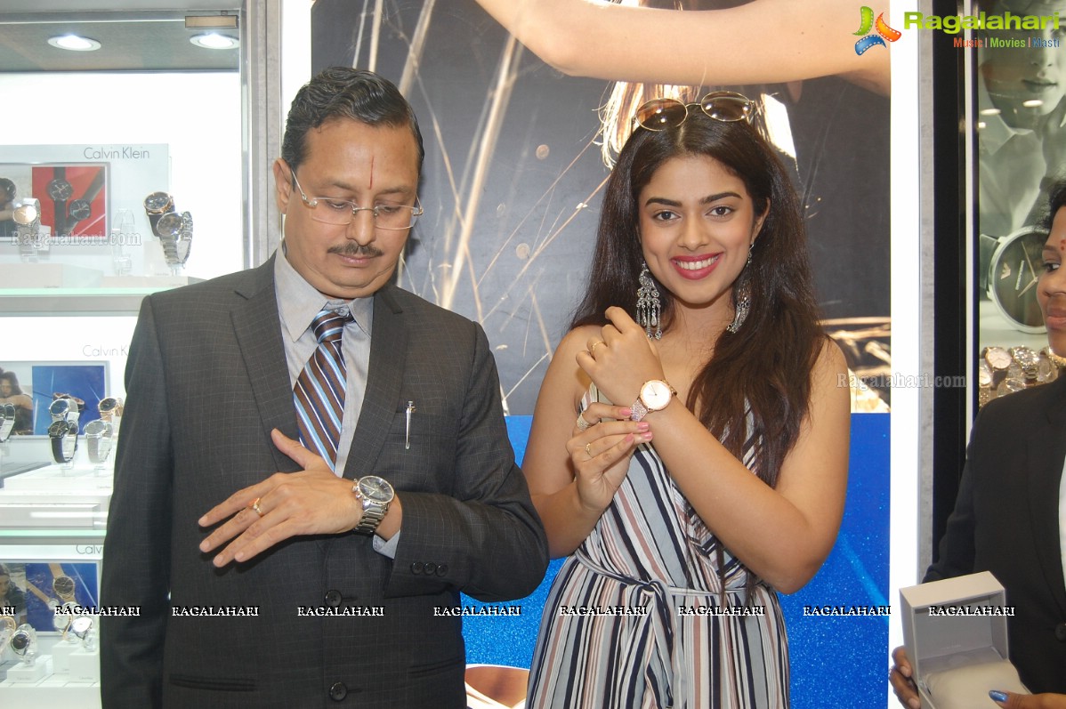 Siddhi Idnani Inaugurates Kamal Watch Company @ Kakinada