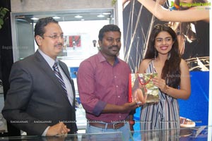 Siddhi Idnani Inaugurates Kamal Watch Company