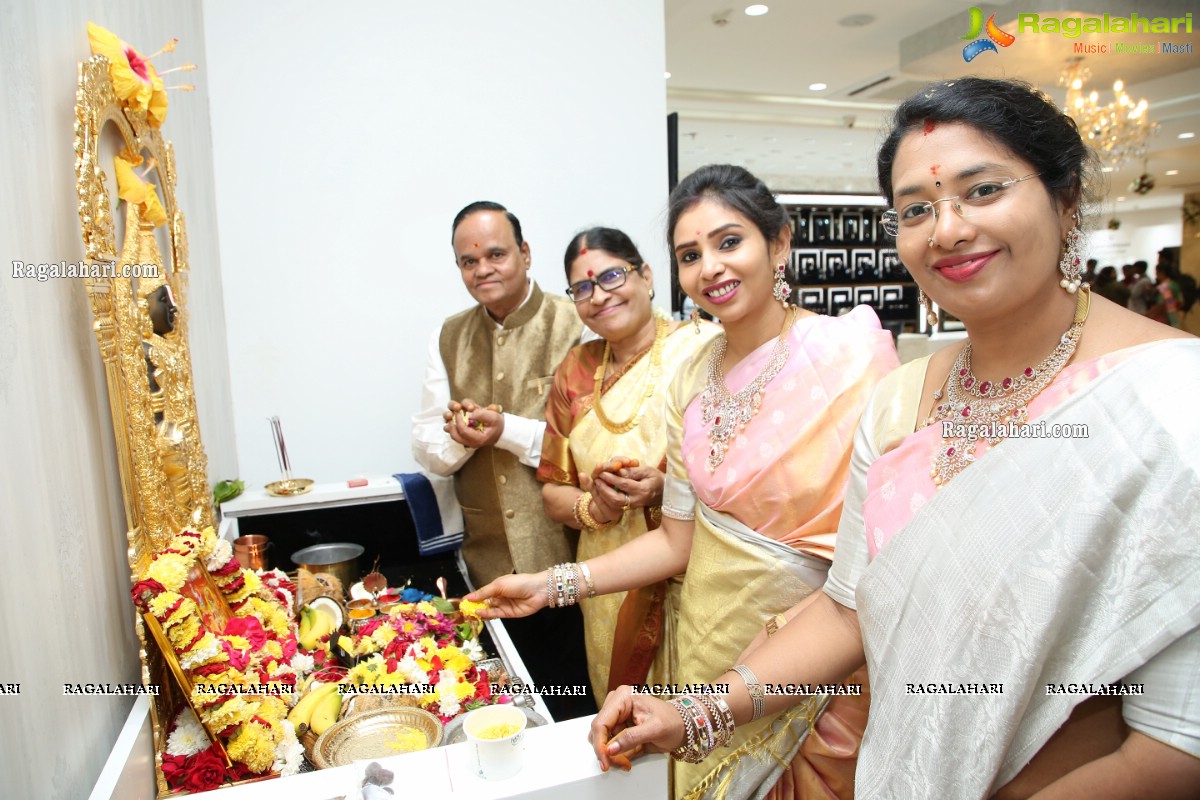 Manepally Jewellers Launches its New Showroom at Dilsukhnagar