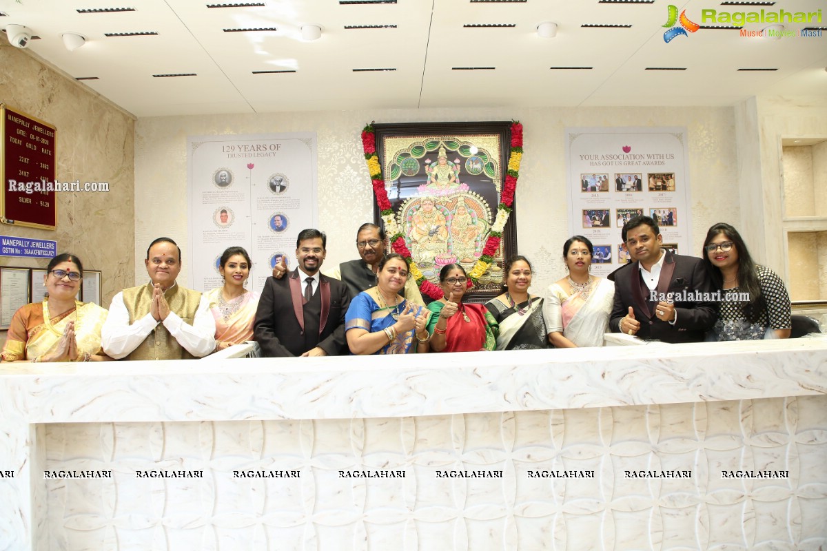 Manepally Jewellers Launches its New Showroom at Dilsukhnagar