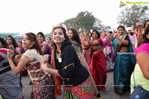 Taneira & Pinkathon's First Saree Run in Hyderabad