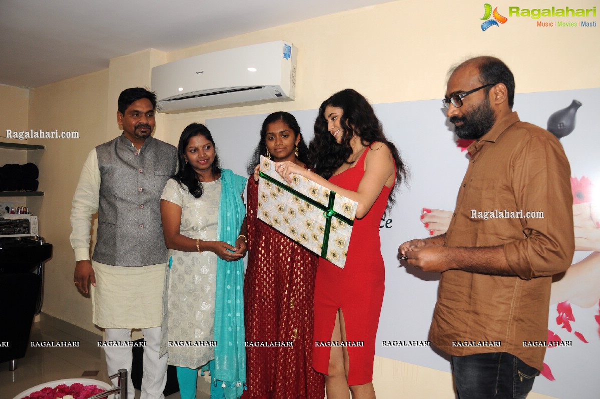 Vasundhara Salon Premium Rewards Card launch by Andleeb Zaidi
