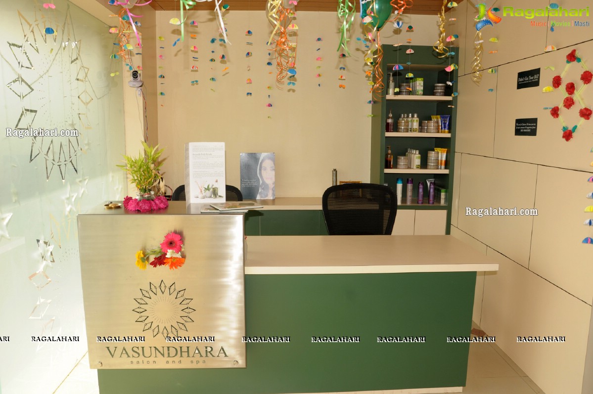 Vasundhara Salon Premium Rewards Card launch by Andleeb Zaidi