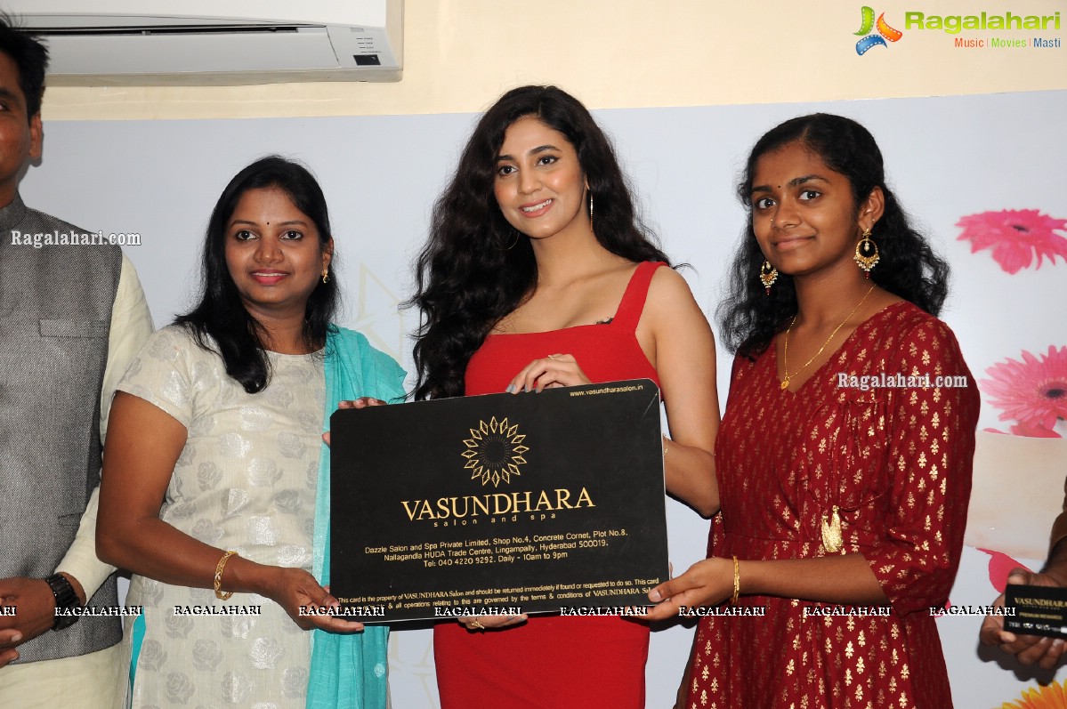 Vasundhara Salon Premium Rewards Card launch by Andleeb Zaidi