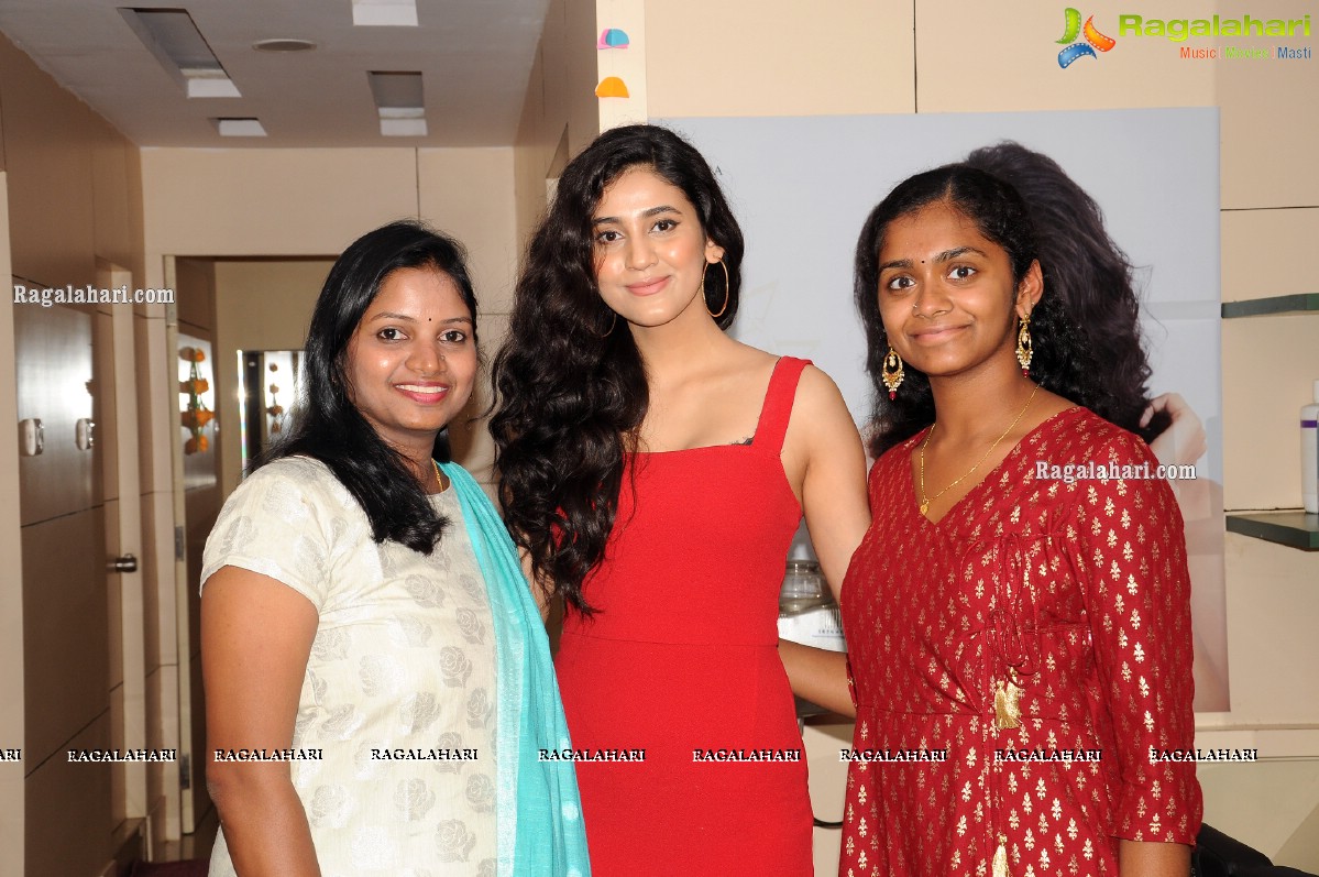 Vasundhara Salon Premium Rewards Card launch by Andleeb Zaidi