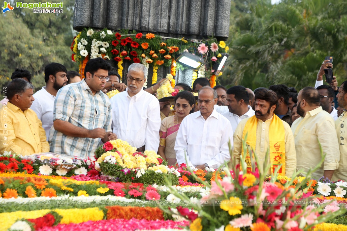 Jr NTR, Kalyan Ram and NBK Pays Tribute to Sr NTR at NTR Ghat