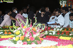 Jr NTR, Kalyan Ram and NBK Pays Tribute to Sr NTR