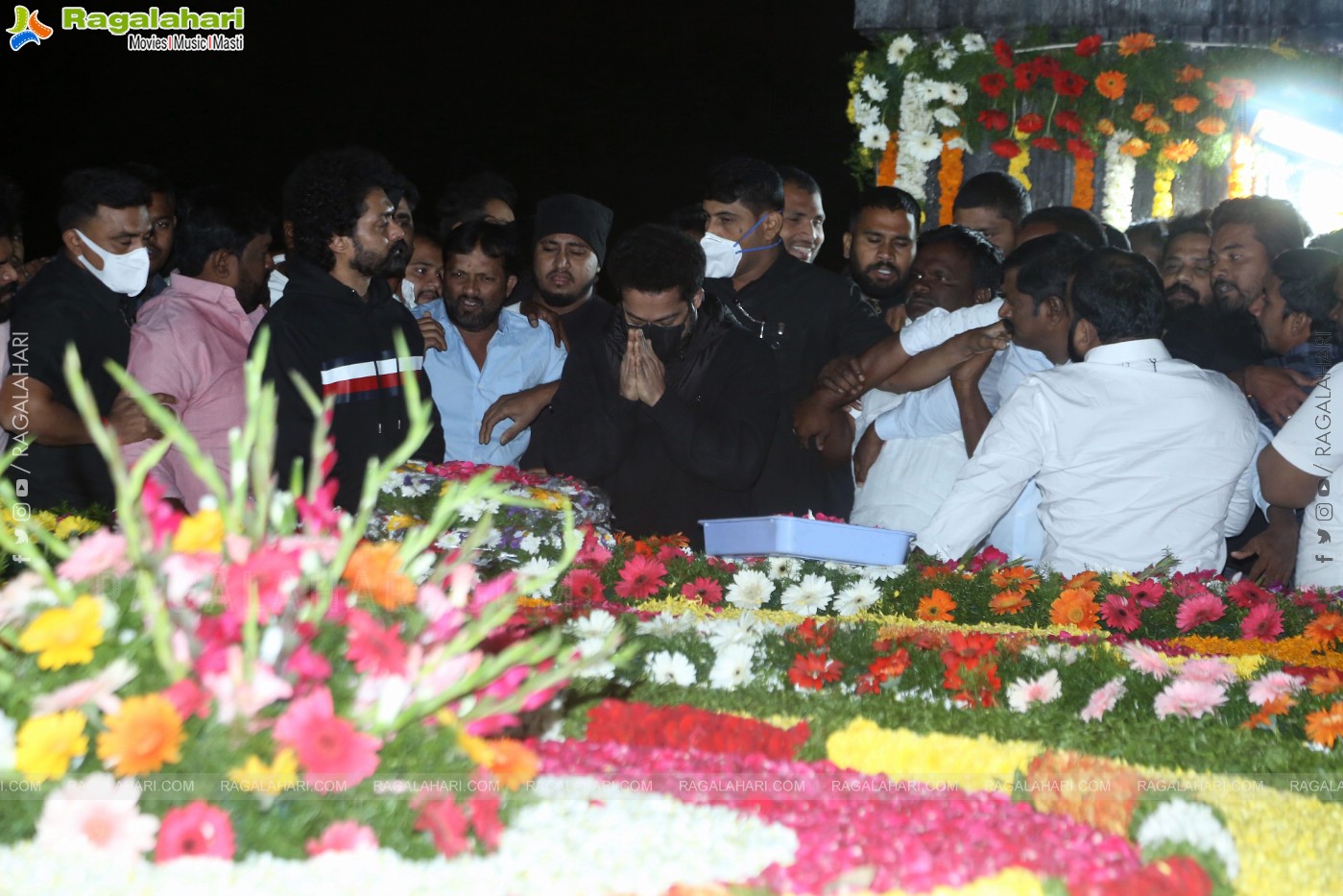 Jr NTR, Kalyan Ram and NBK Pays Tribute to Sr NTR at NTR Ghat