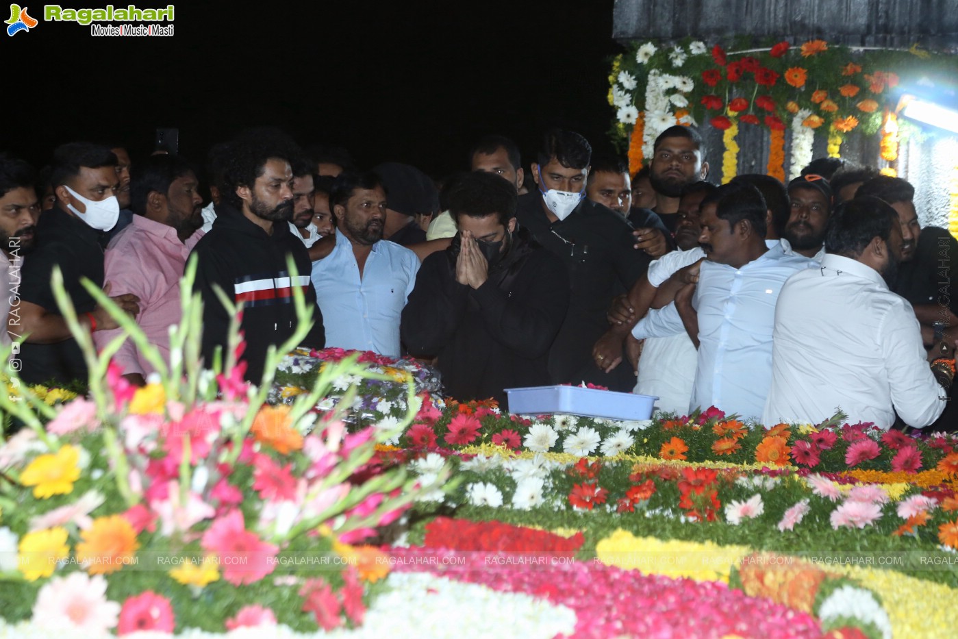 Jr NTR, Kalyan Ram and NBK Pays Tribute to Sr NTR at NTR Ghat