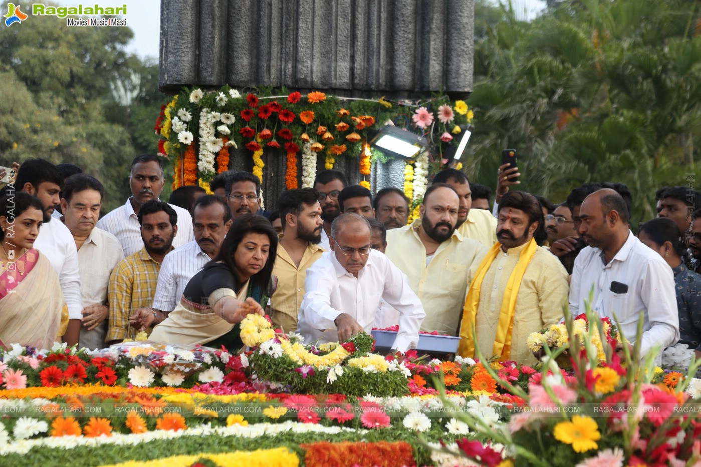 Jr NTR, Kalyan Ram and NBK Pays Tribute to Sr NTR at NTR Ghat