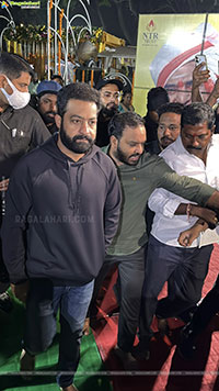 Jr NTR and Kalyan Ram Pay Tribute to Sr NTR at NTR Ghat