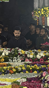 Jr NTR and Kalyan Ram Pay Tribute to Sr NTR at NTR Ghat