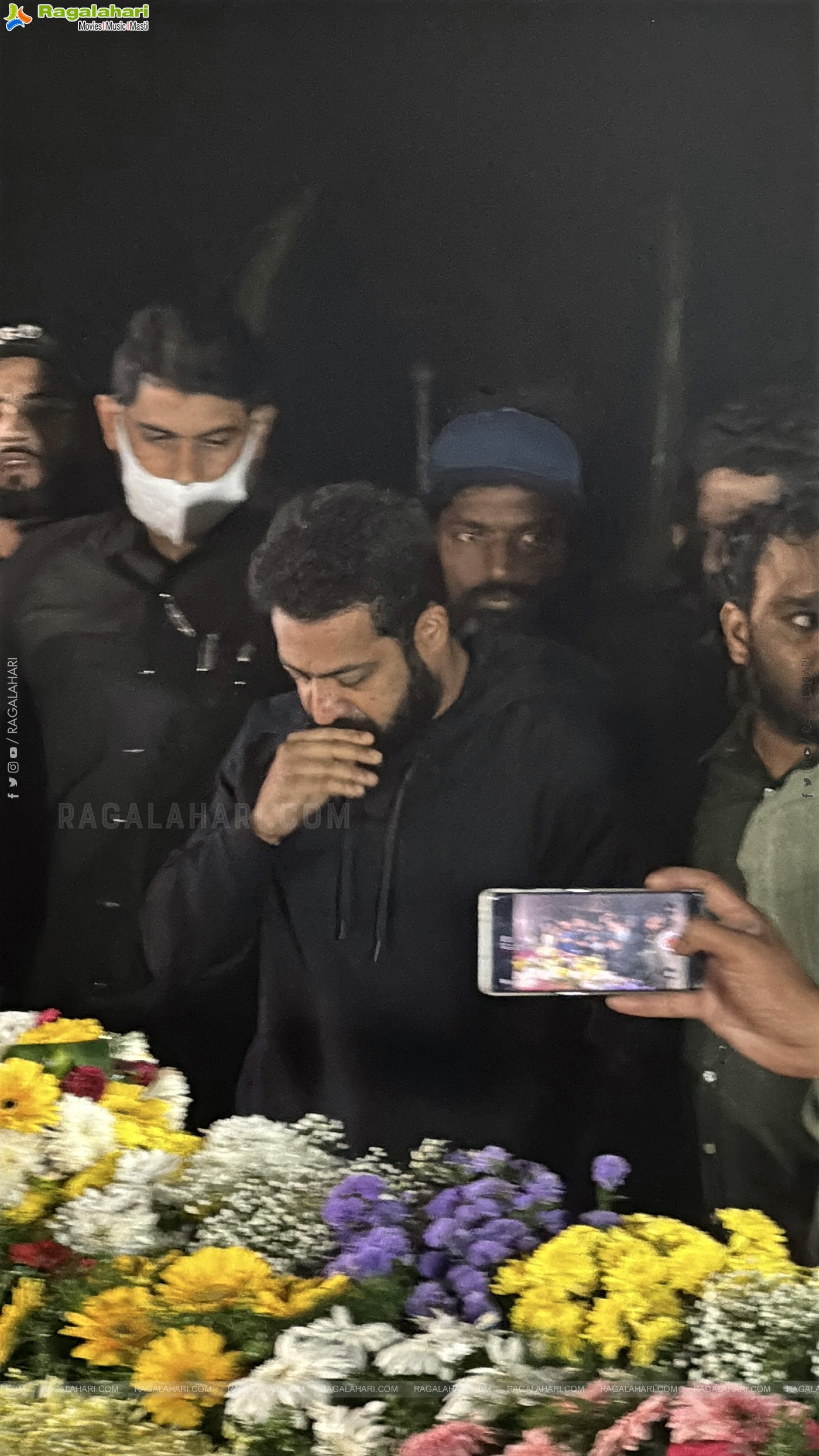 Jr NTR and Kalyan Ram Pay Tribute to Sr NTR at NTR Ghat