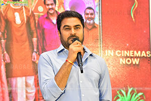 Bhartha Mahasayulaku Wignyapthi Movie Blockbuster Meet