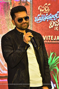 Bhartha Mahasayulaku Wignyapthi Movie Blockbuster Meet