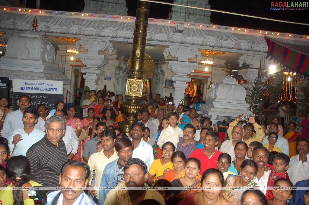 Sachin Tendulkar visits Filmnagar Temple