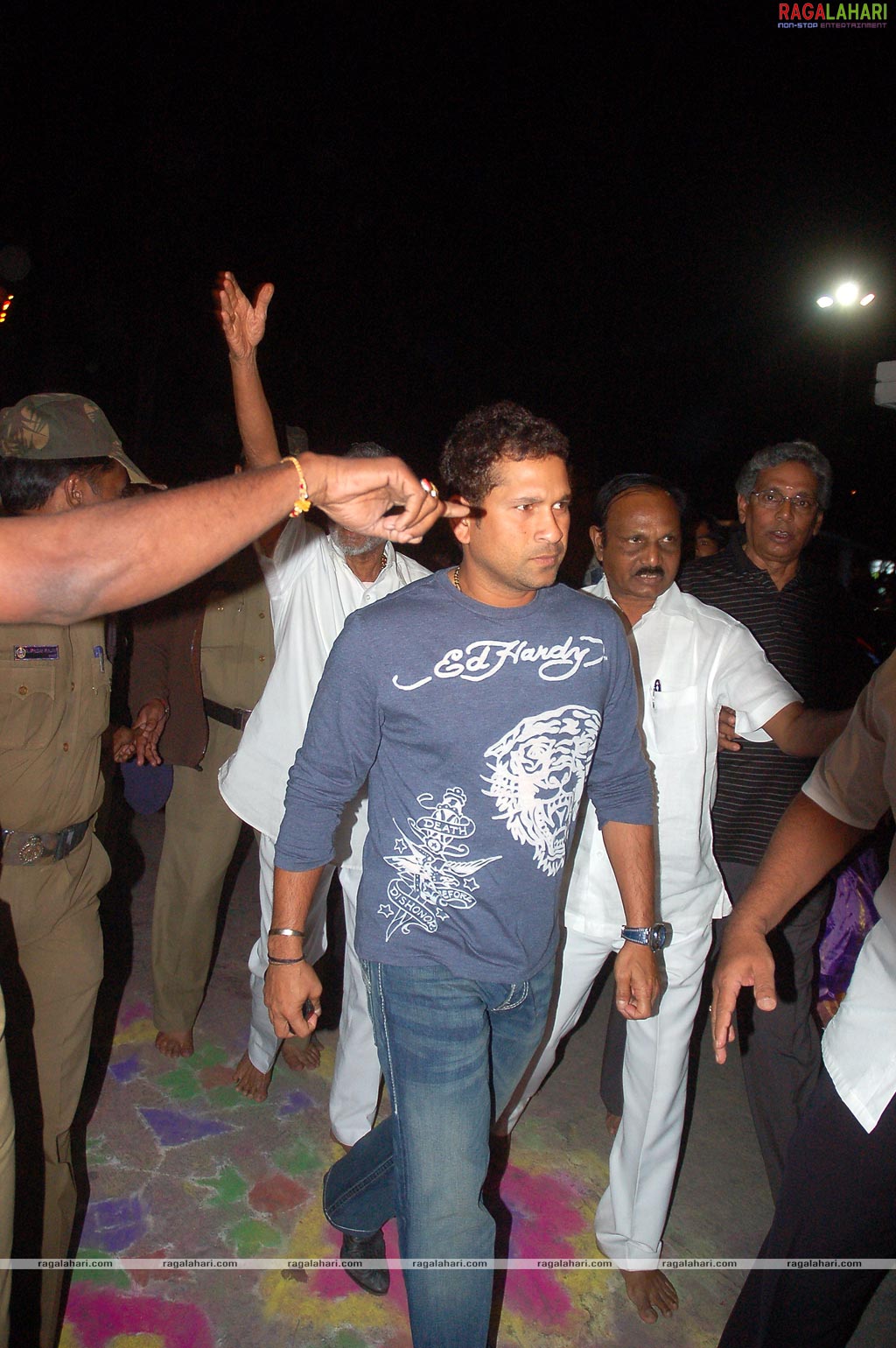 Sachin Tendulkar visits Filmnagar Temple