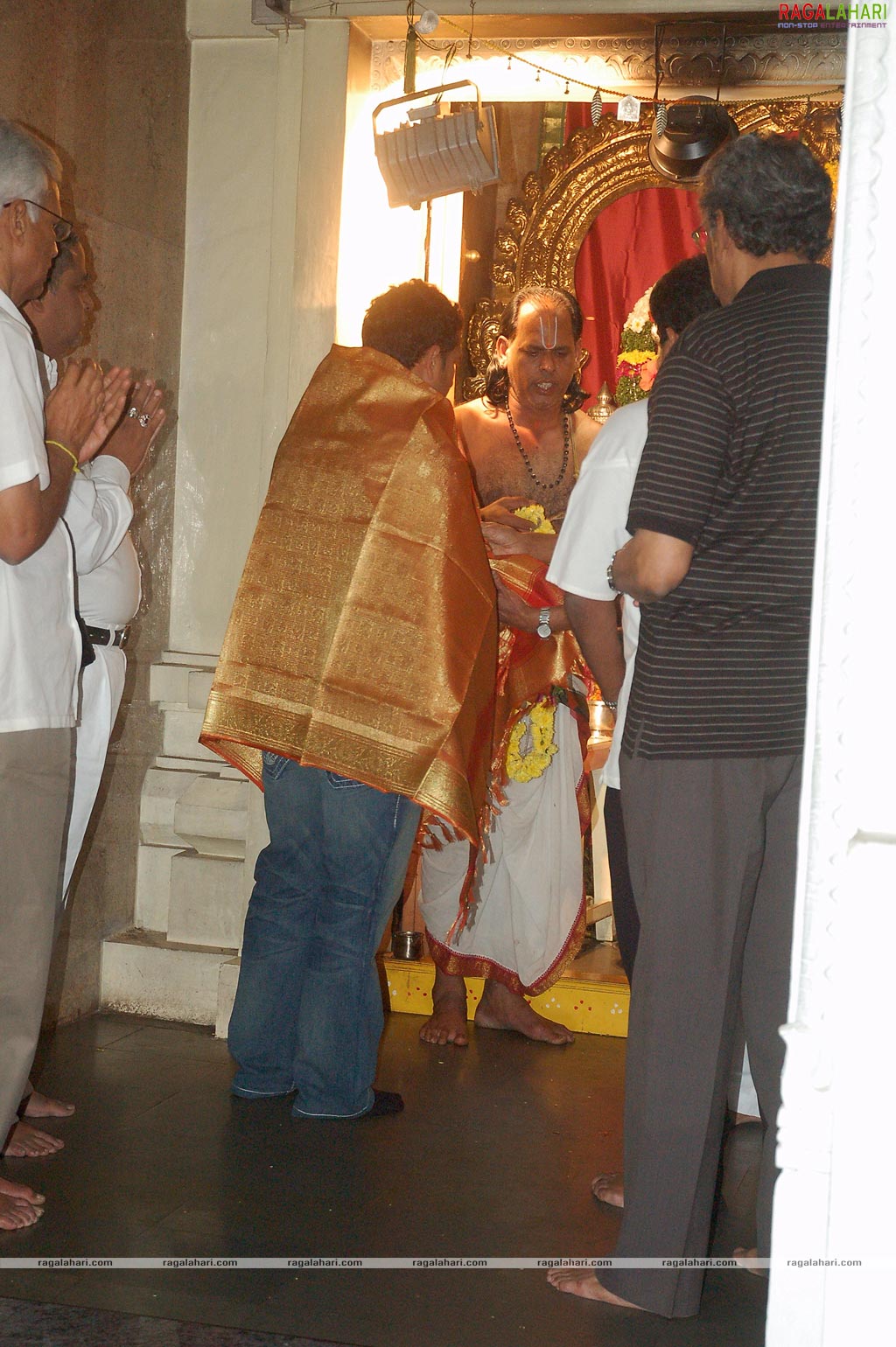 Sachin Tendulkar visits Filmnagar Temple