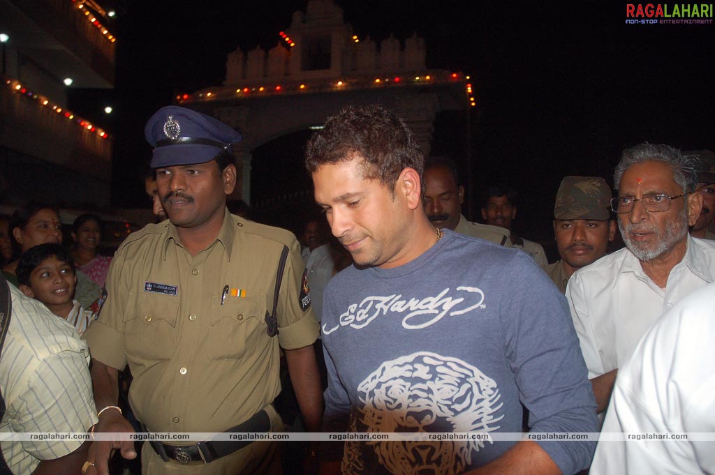 Sachin Tendulkar visits Filmnagar Temple