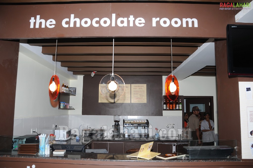 Venkatesh, Vishnu & Aryan Rajesh visits The Chocolate Room at Banjara Hills