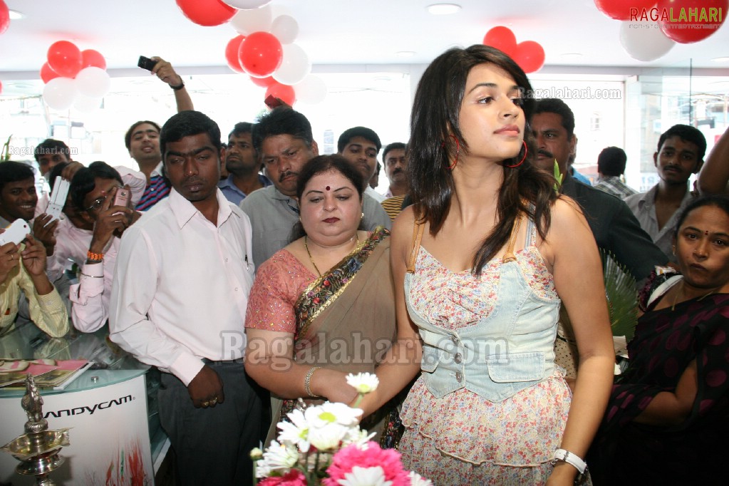 Sradhha Das Launches Bajaj Electronics at Chikkadapally