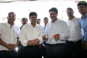 Sradha Das Launches Bajaj Electronics at Chikkadapally