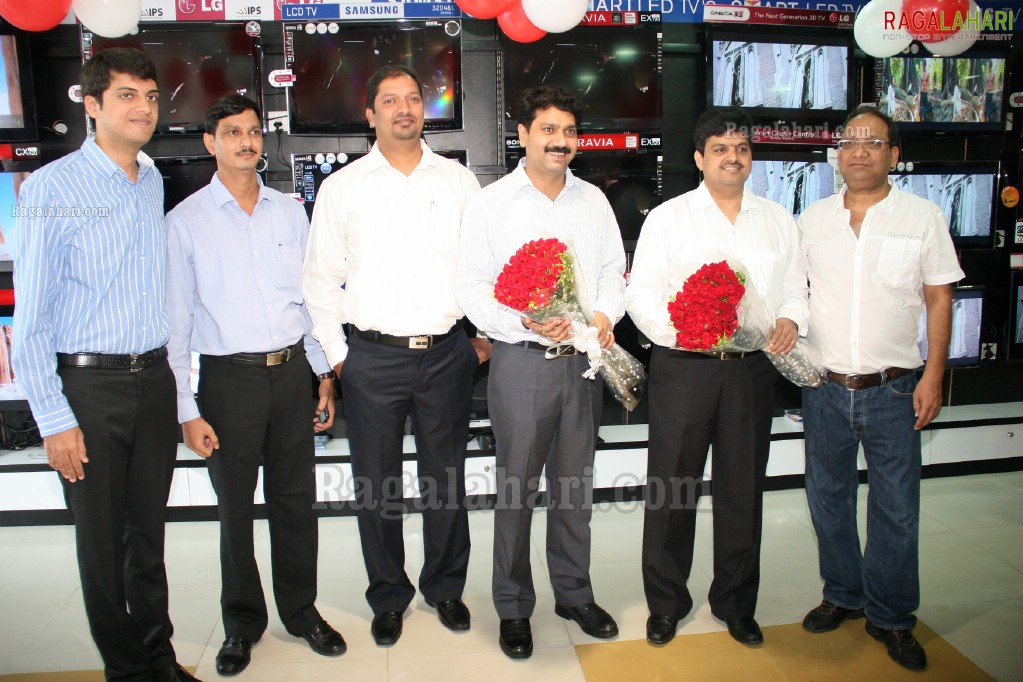 Sradhha Das Launches Bajaj Electronics at Chikkadapally