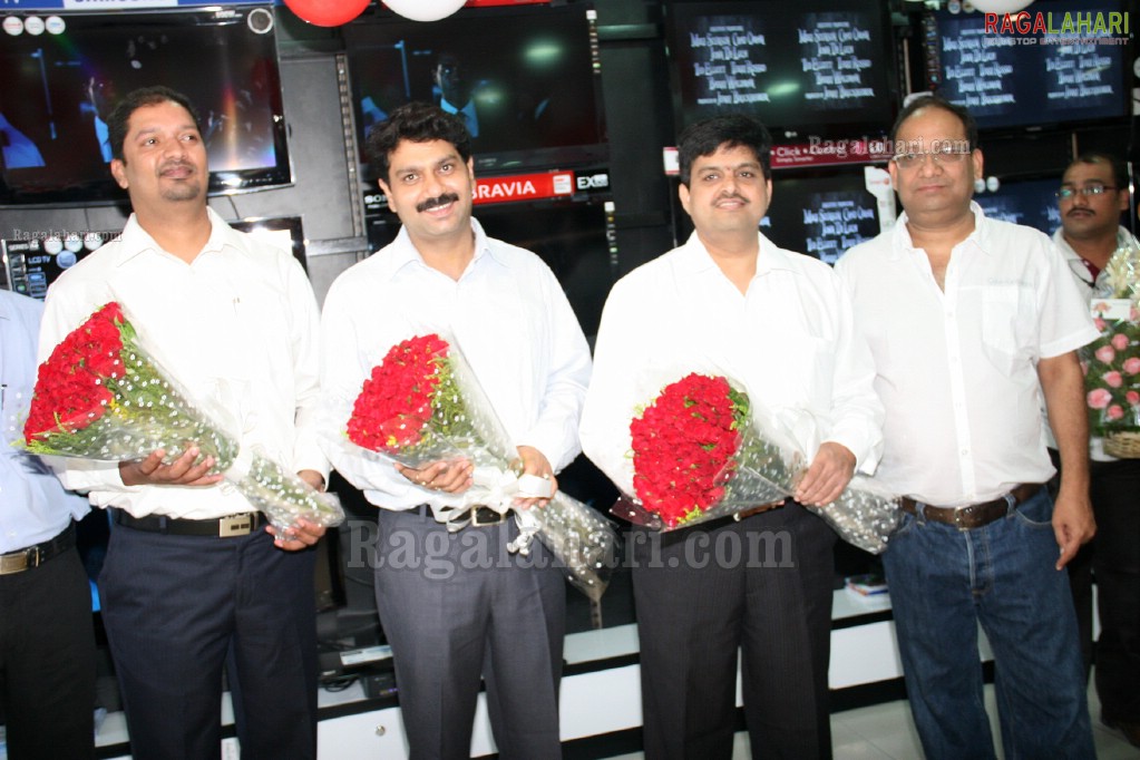 Sradhha Das Launches Bajaj Electronics at Chikkadapally