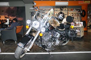 Harley-Davidson Bike Delivery to a Women Rider