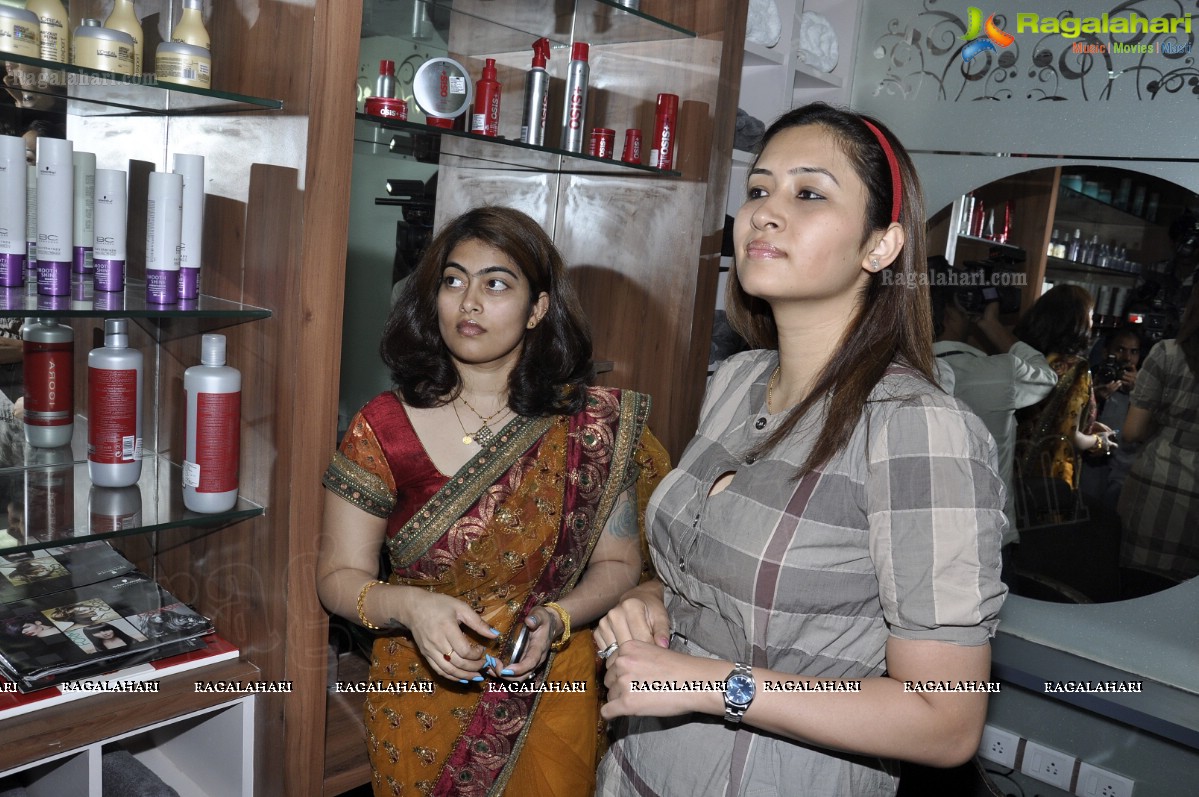 Jwala Gutta launches Colarz Beauty Studio