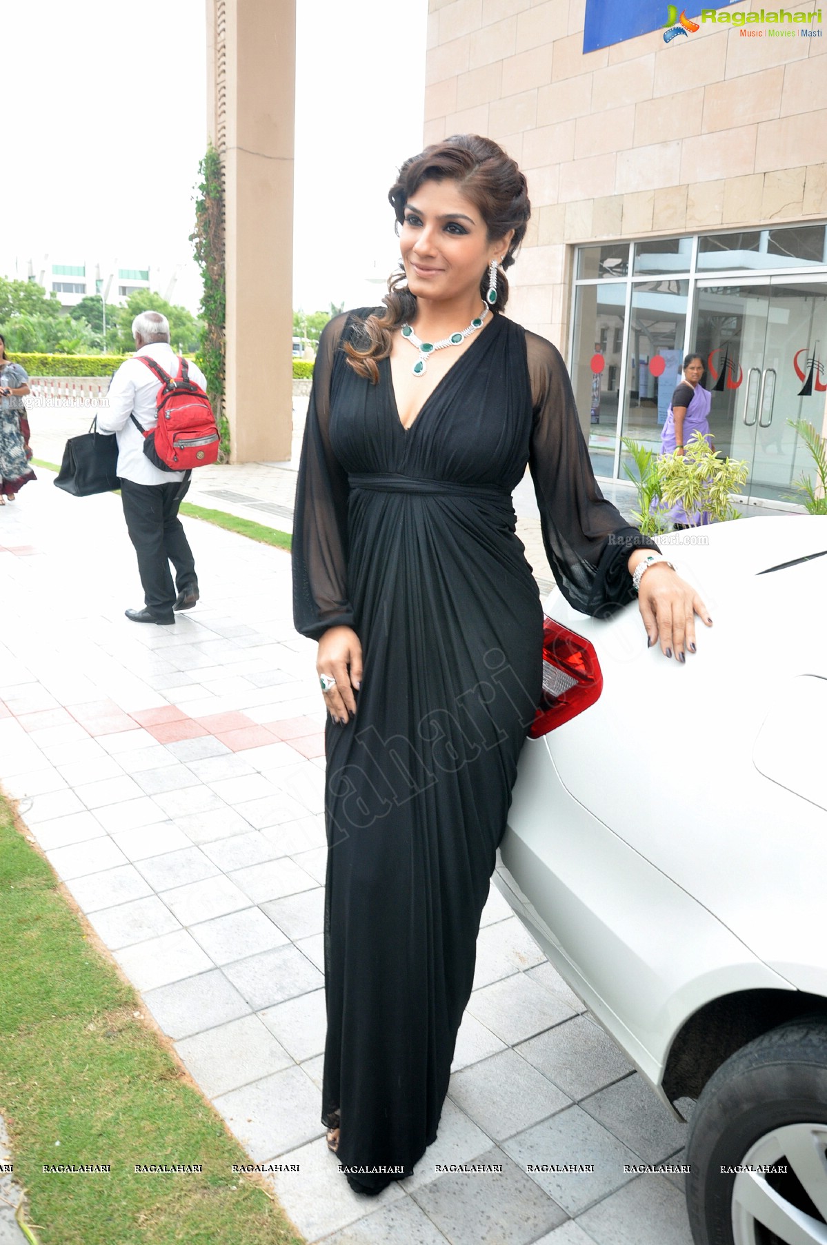 Raveena Tandon launches 8th HIGJE