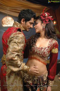 Anaganaga O Dheerudu Shruti Haasan Siddharth Romantic Photos