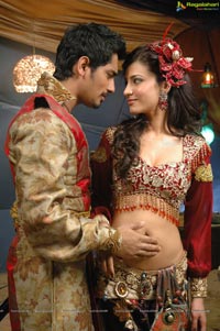 Anaganaga O Dheerudu Shruti Haasan Siddharth Romantic Photos