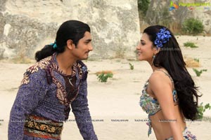 Anaganaga O Dheerudu Shruti Haasan Siddharth Romantic Photos