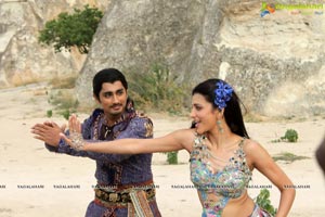 Anaganaga O Dheerudu Shruti Haasan Siddharth Romantic Photos