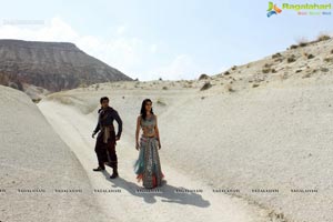 Anaganaga O Dheerudu Shruti Haasan Siddharth Romantic Photos