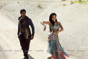 Anaganaga O Dheerudu Shruti Haasan Siddharth Romantic Photos